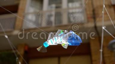 街道上用塑料瓶做成的鱼。 再生塑料街道装饰